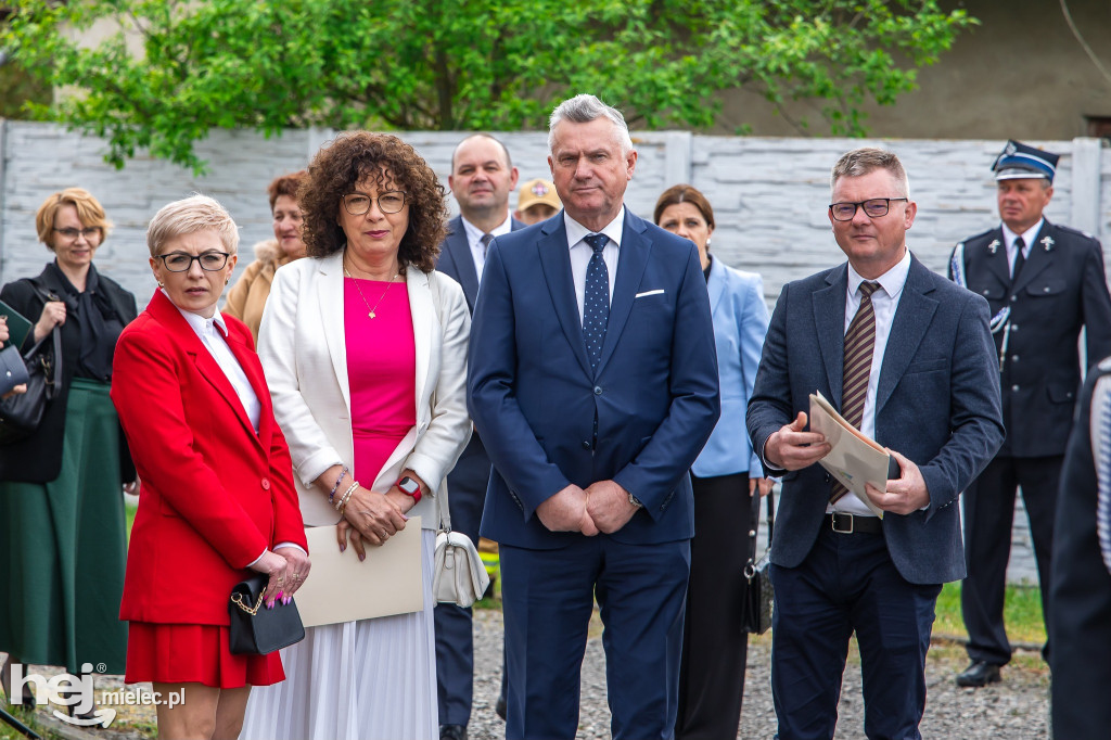 Nowy wóz OSP Zaduszniki i kapliczka
