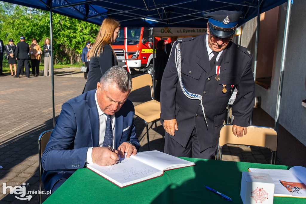 Nowy wóz OSP Zaduszniki i kapliczka