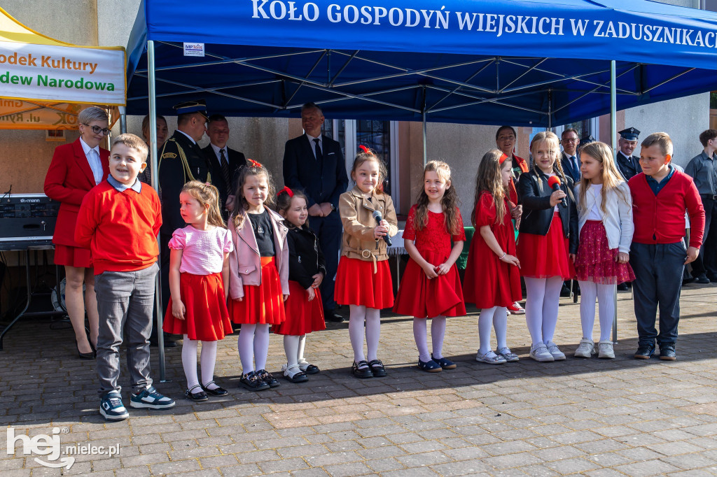Nowy wóz OSP Zaduszniki i kapliczka