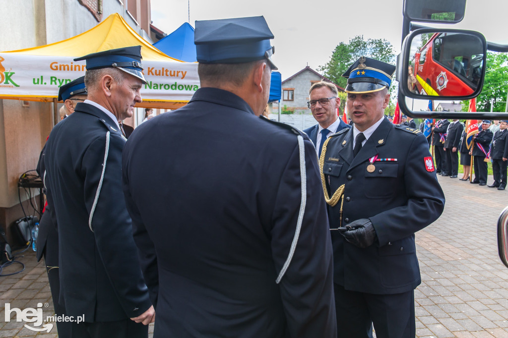 Nowy wóz OSP Zaduszniki i kapliczka