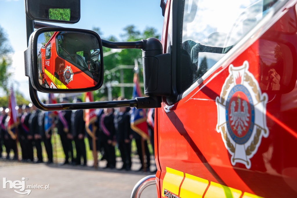 Nowy wóz OSP Zaduszniki i kapliczka
