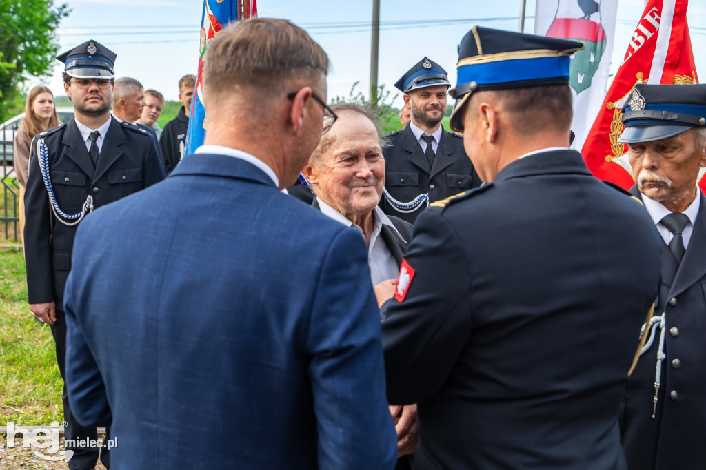 Nowy wóz OSP Zaduszniki i kapliczka