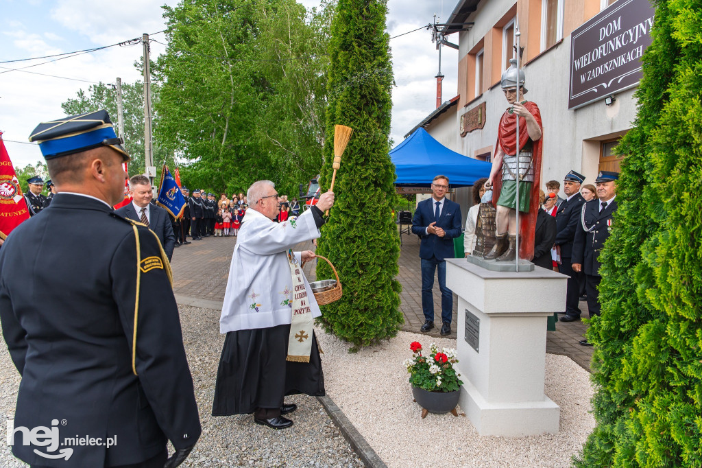 Nowy wóz OSP Zaduszniki i kapliczka