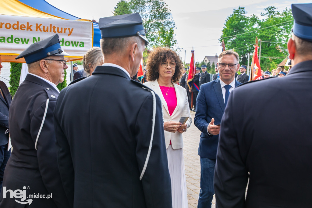 Nowy wóz OSP Zaduszniki i kapliczka