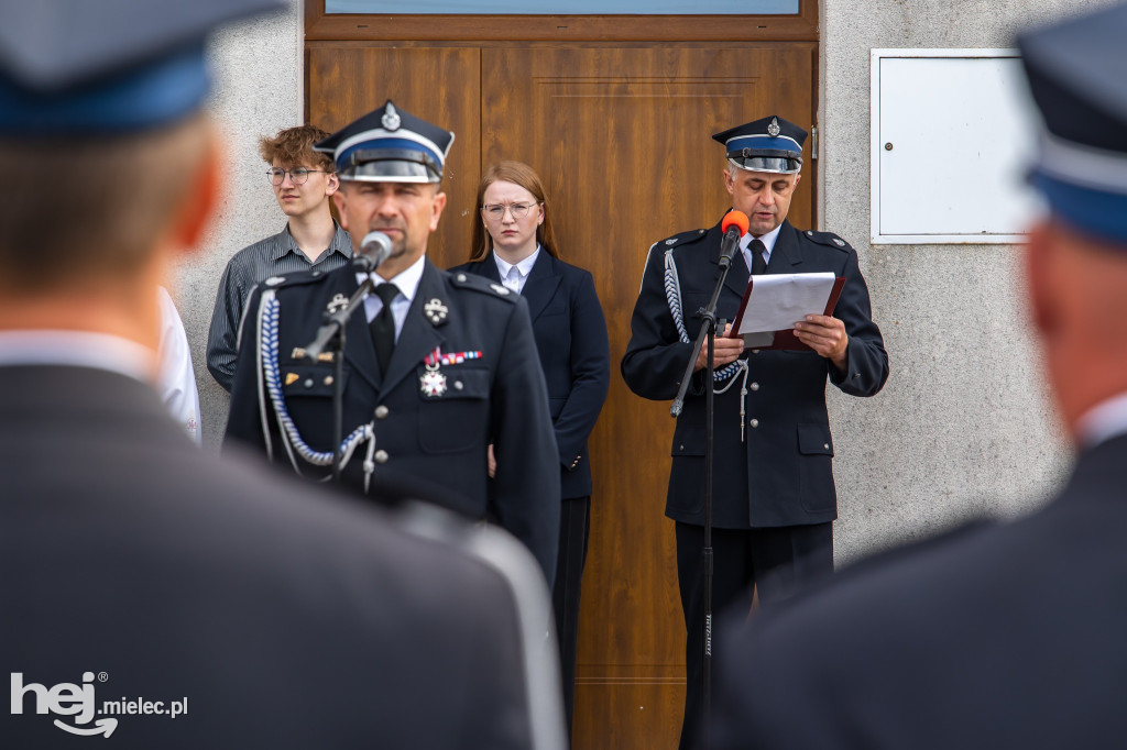 Nowy wóz OSP Zaduszniki i kapliczka