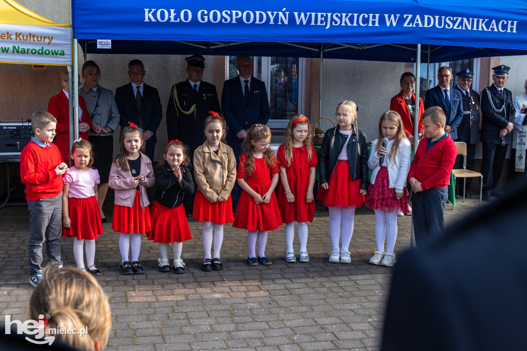 Nowy wóz OSP Zaduszniki i kapliczka