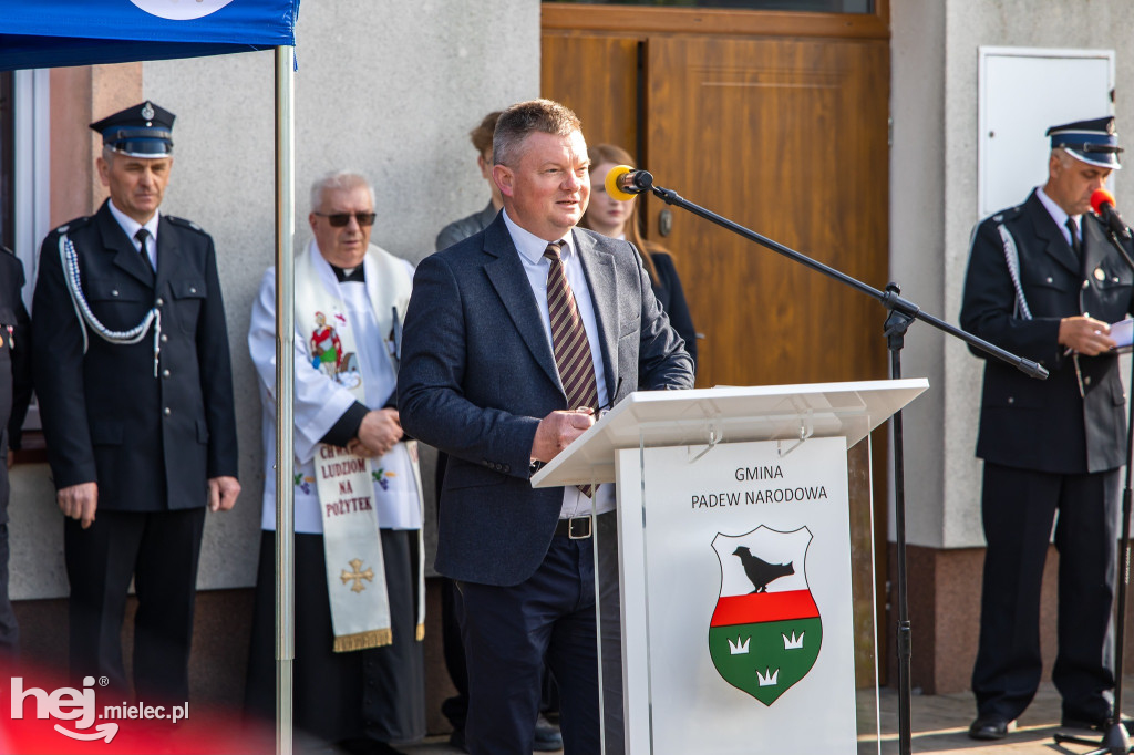 Nowy wóz OSP Zaduszniki i kapliczka