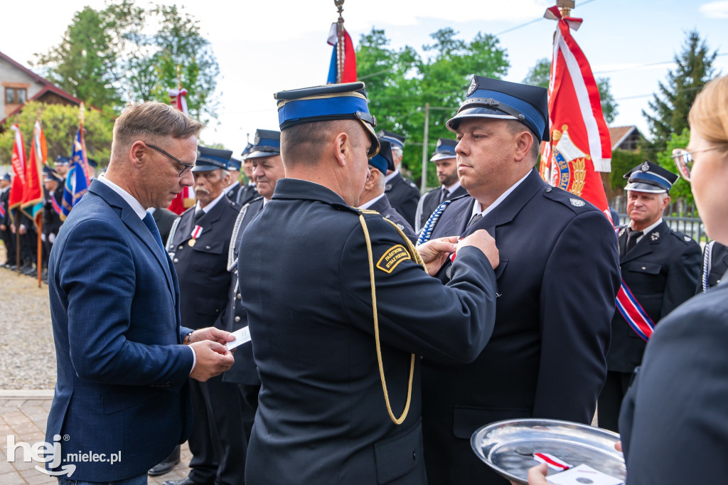 Nowy wóz OSP Zaduszniki i kapliczka