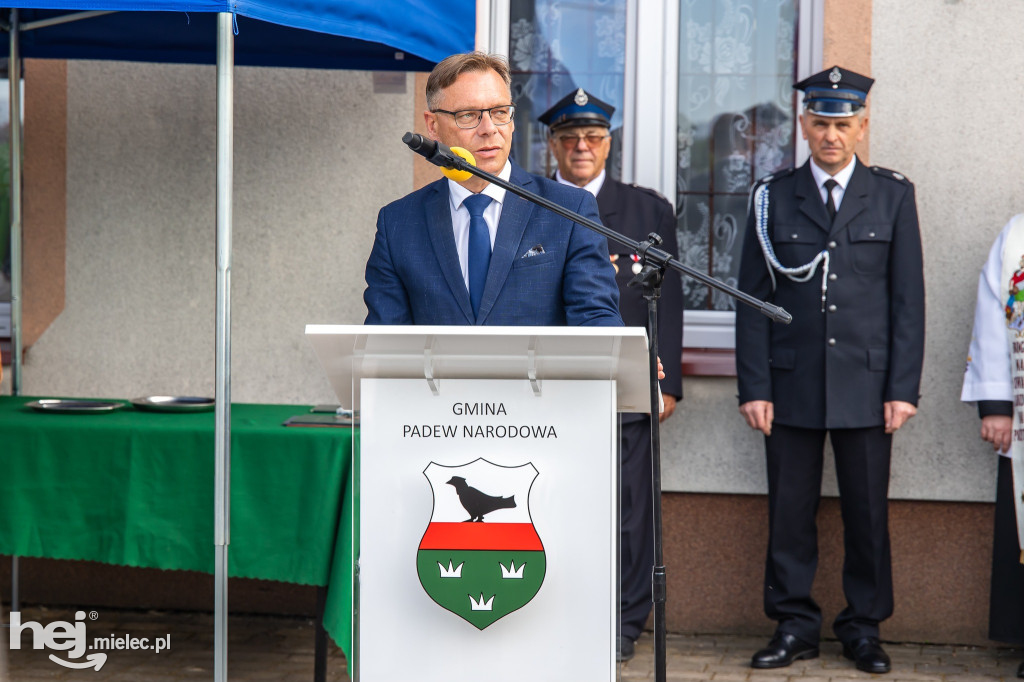 Nowy wóz OSP Zaduszniki i kapliczka