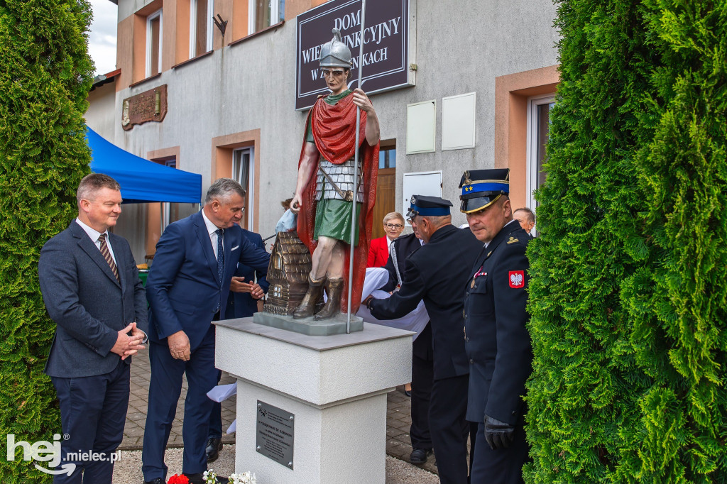 Nowy wóz OSP Zaduszniki i kapliczka