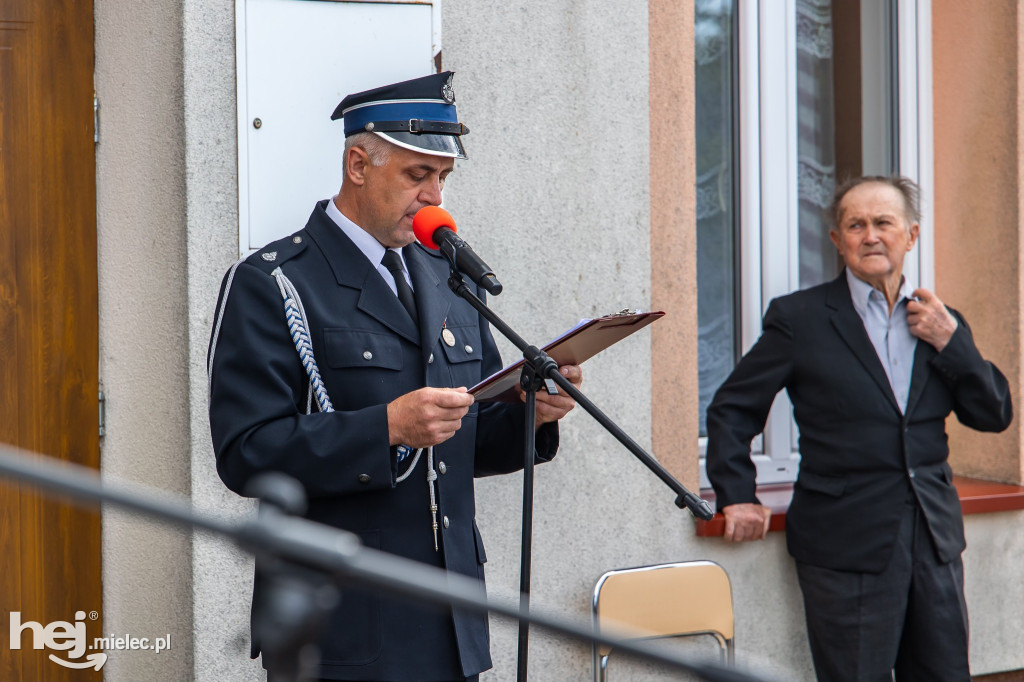 Nowy wóz OSP Zaduszniki i kapliczka
