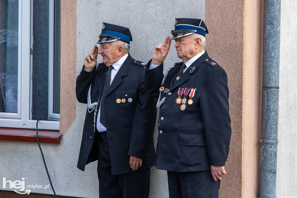 Nowy wóz OSP Zaduszniki i kapliczka