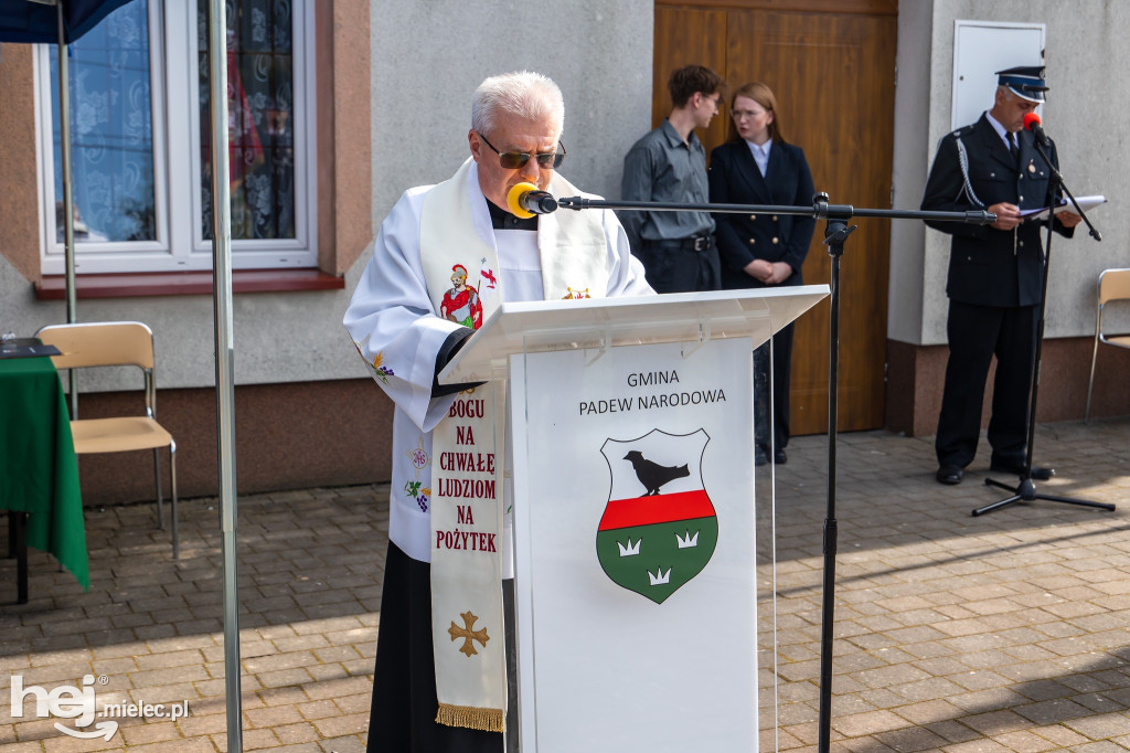 Nowy wóz OSP Zaduszniki i kapliczka