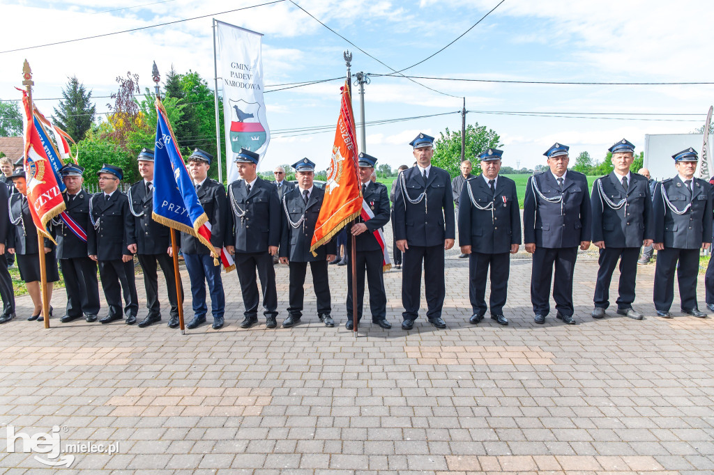 Nowy wóz OSP Zaduszniki i kapliczka