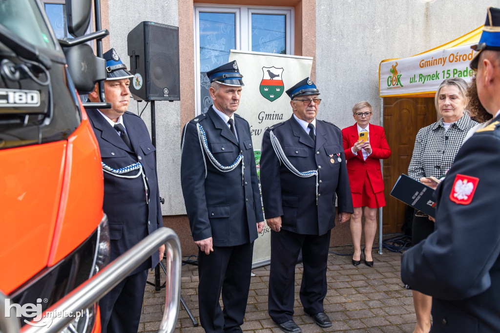 Nowy wóz OSP Zaduszniki i kapliczka