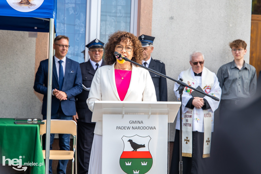 Nowy wóz OSP Zaduszniki i kapliczka
