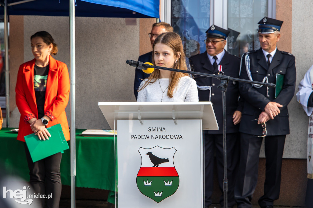 Nowy wóz OSP Zaduszniki i kapliczka
