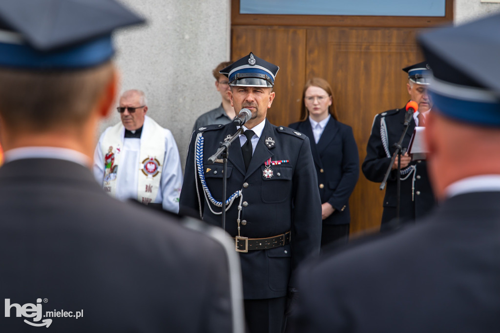Nowy wóz OSP Zaduszniki i kapliczka