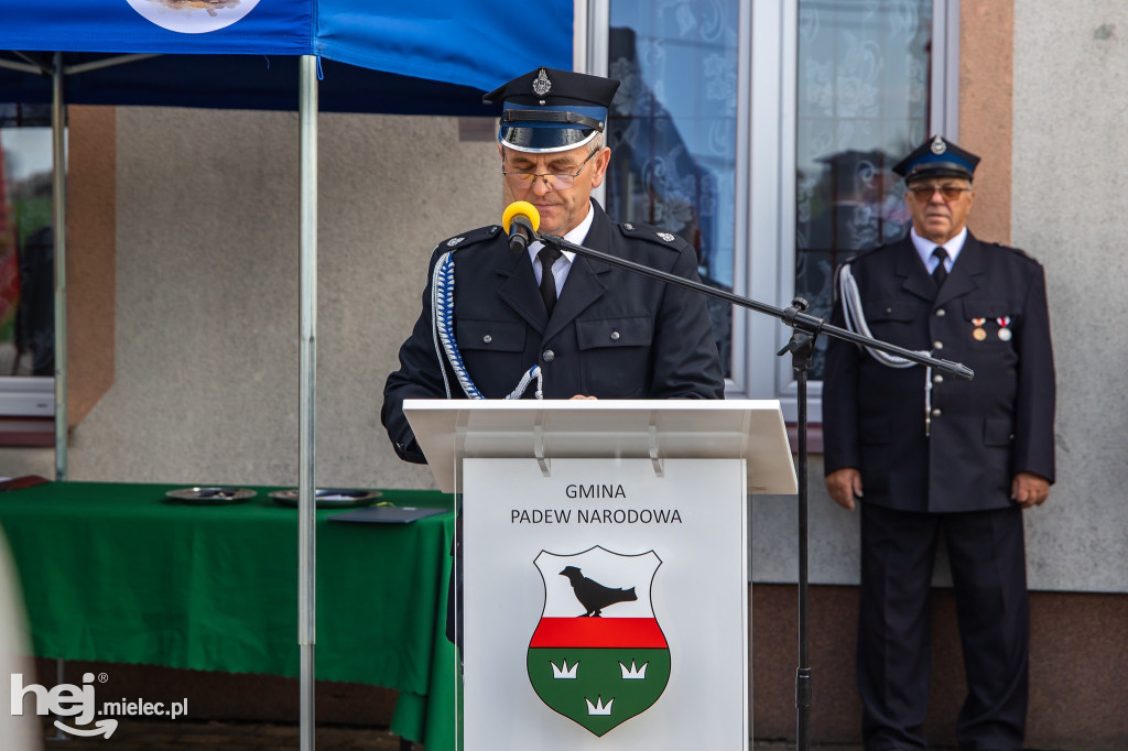 Nowy wóz OSP Zaduszniki i kapliczka