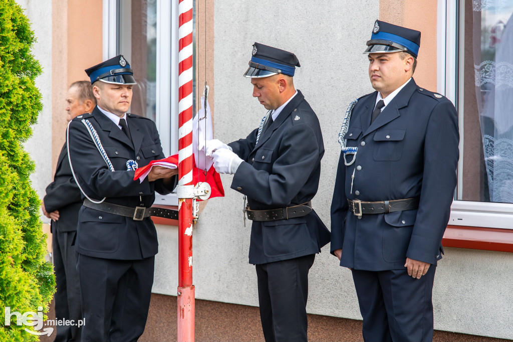 Nowy wóz OSP Zaduszniki i kapliczka