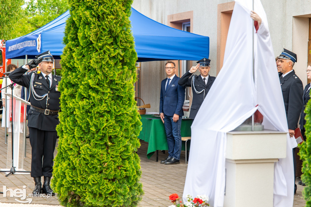 Nowy wóz OSP Zaduszniki i kapliczka