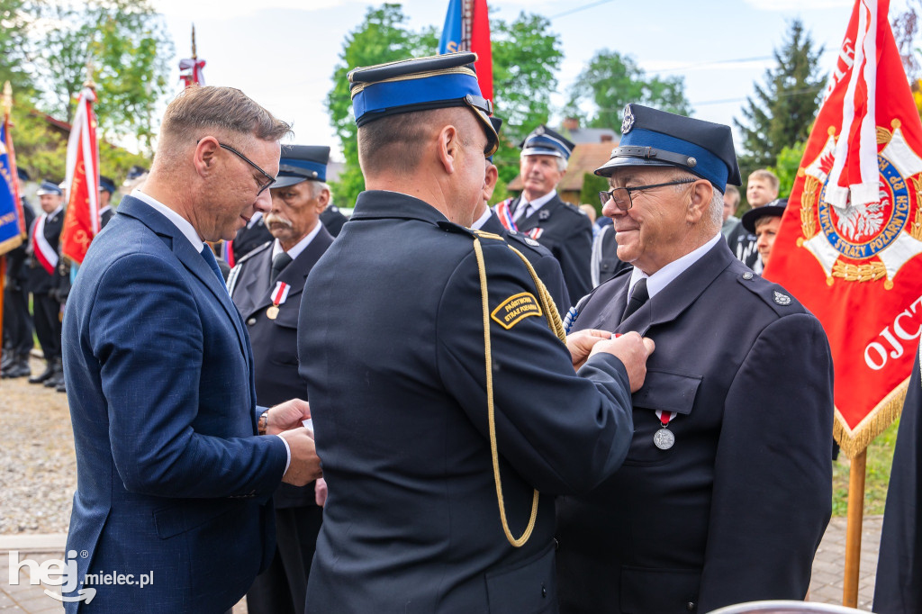 Nowy wóz OSP Zaduszniki i kapliczka