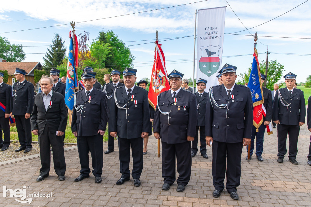 Nowy wóz OSP Zaduszniki i kapliczka