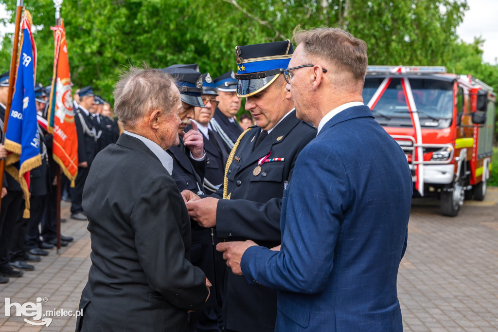 Nowy wóz OSP Zaduszniki i kapliczka
