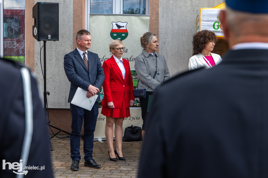 Nowy wóz OSP Zaduszniki i kapliczka