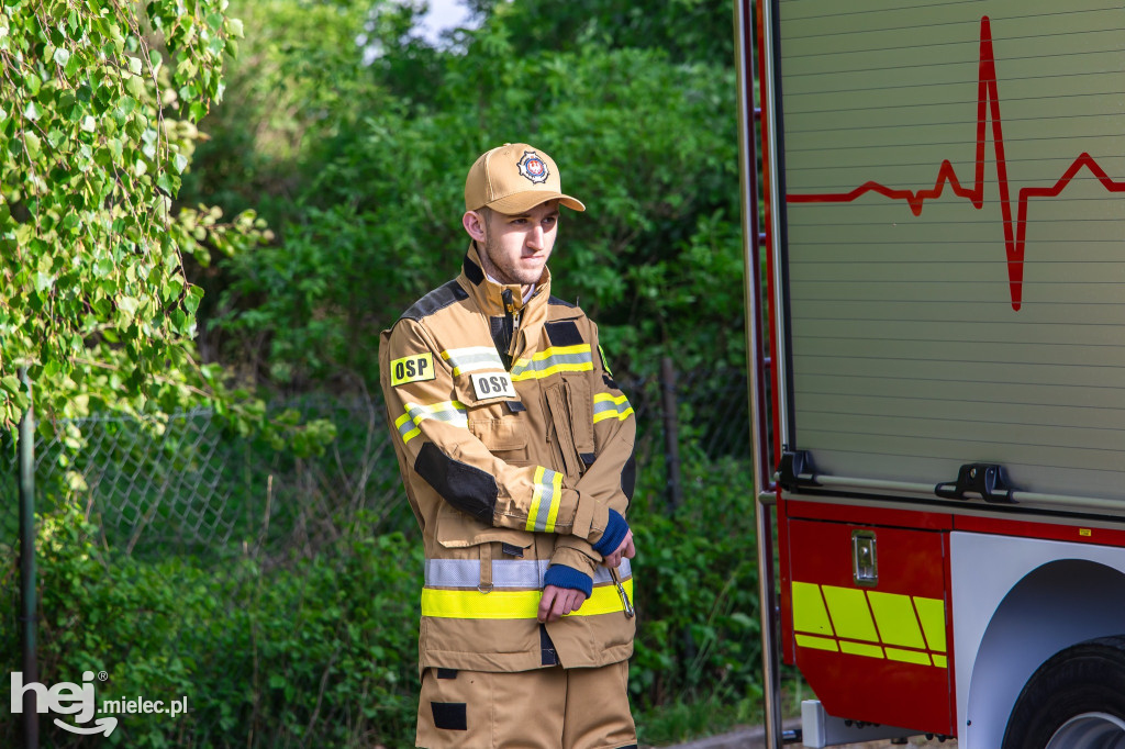 Nowy wóz OSP Zaduszniki i kapliczka