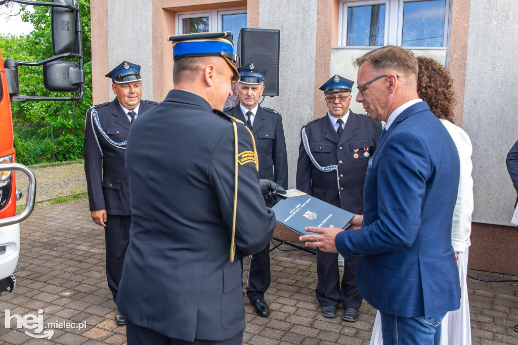 Nowy wóz OSP Zaduszniki i kapliczka