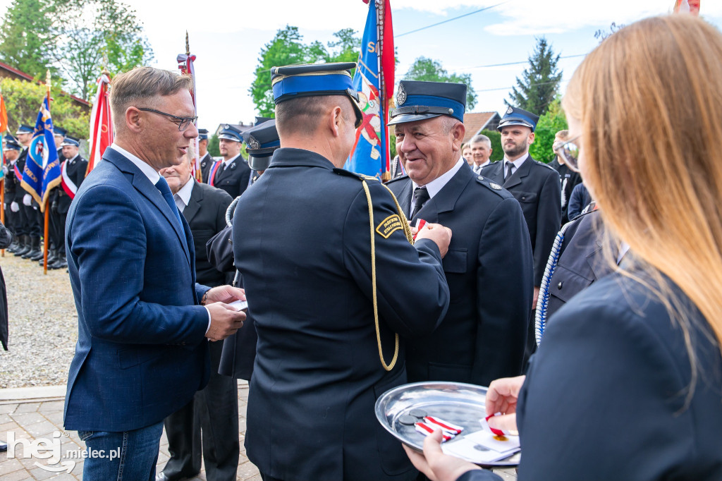 Nowy wóz OSP Zaduszniki i kapliczka