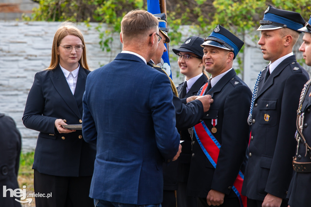 Nowy wóz OSP Zaduszniki i kapliczka