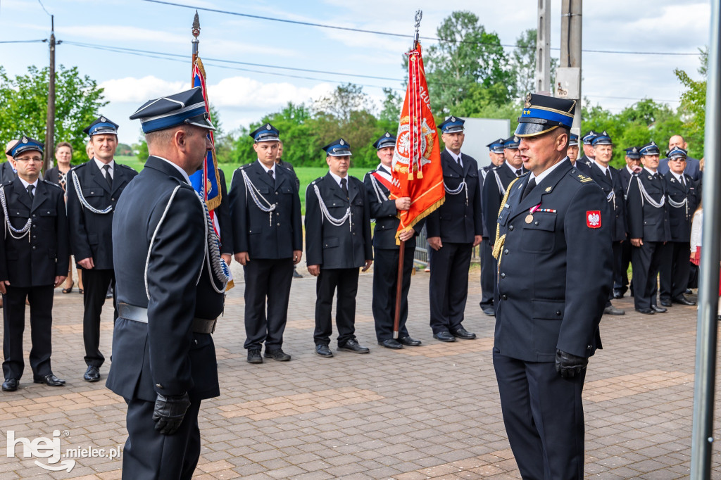 Nowy wóz OSP Zaduszniki i kapliczka