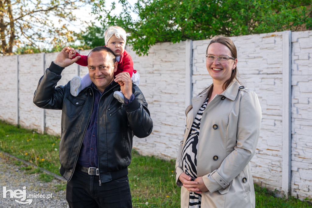 Nowy wóz OSP Zaduszniki i kapliczka