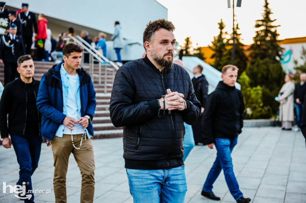 Tysiące wiernych w procesji przebłagalnej po profanacji