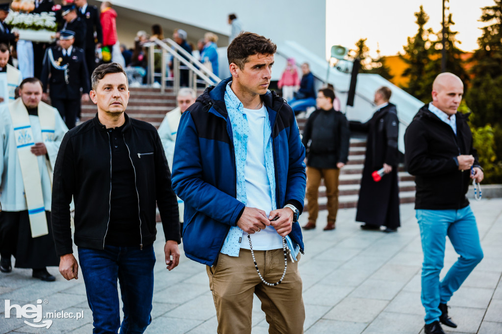 Tysiące wiernych w procesji przebłagalnej po profanacji