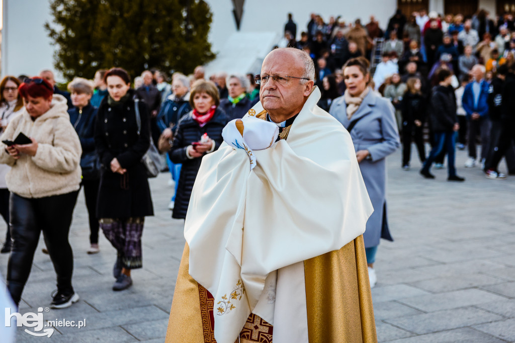 Tysiące wiernych w procesji przebłagalnej po profanacji