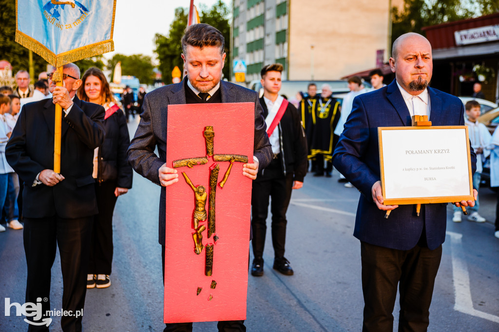 Tysiące wiernych w procesji przebłagalnej po profanacji