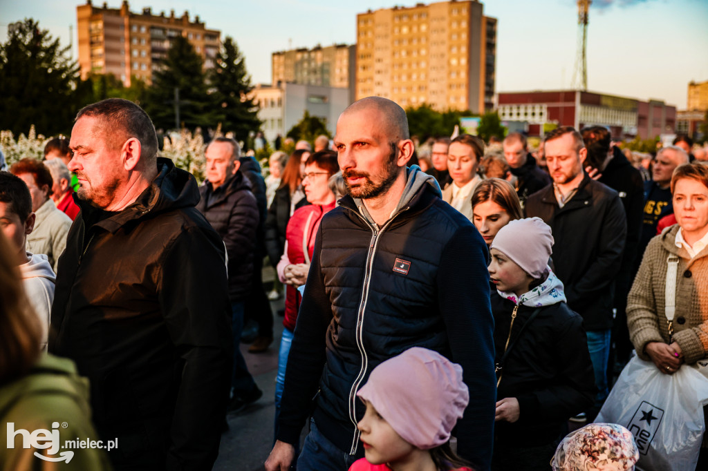 Tysiące wiernych w procesji przebłagalnej po profanacji