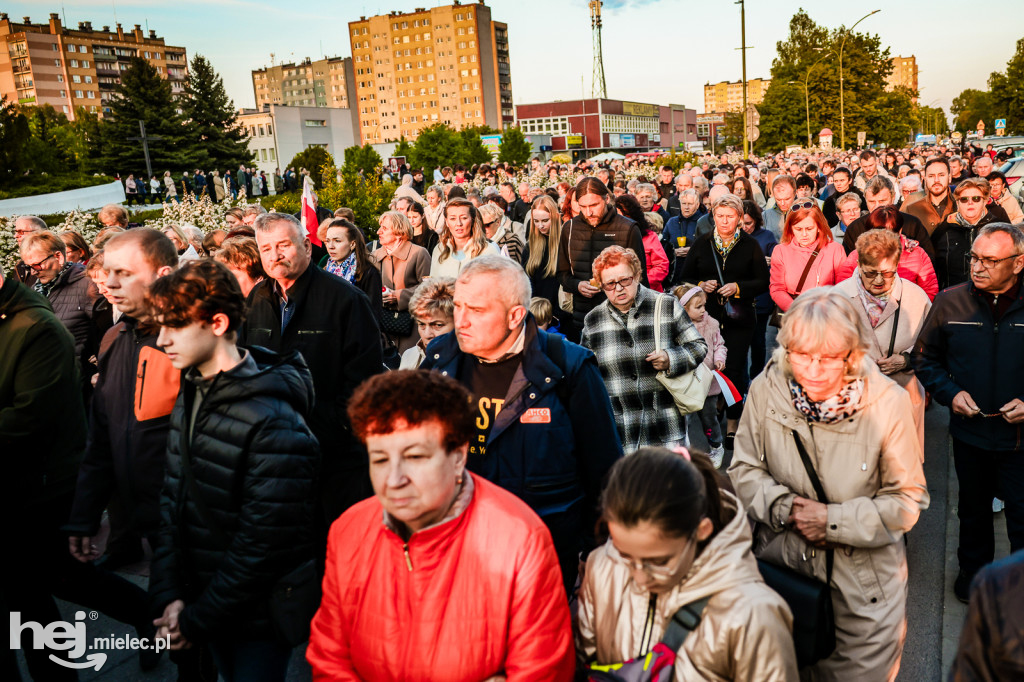 Tysiące wiernych w procesji przebłagalnej po profanacji