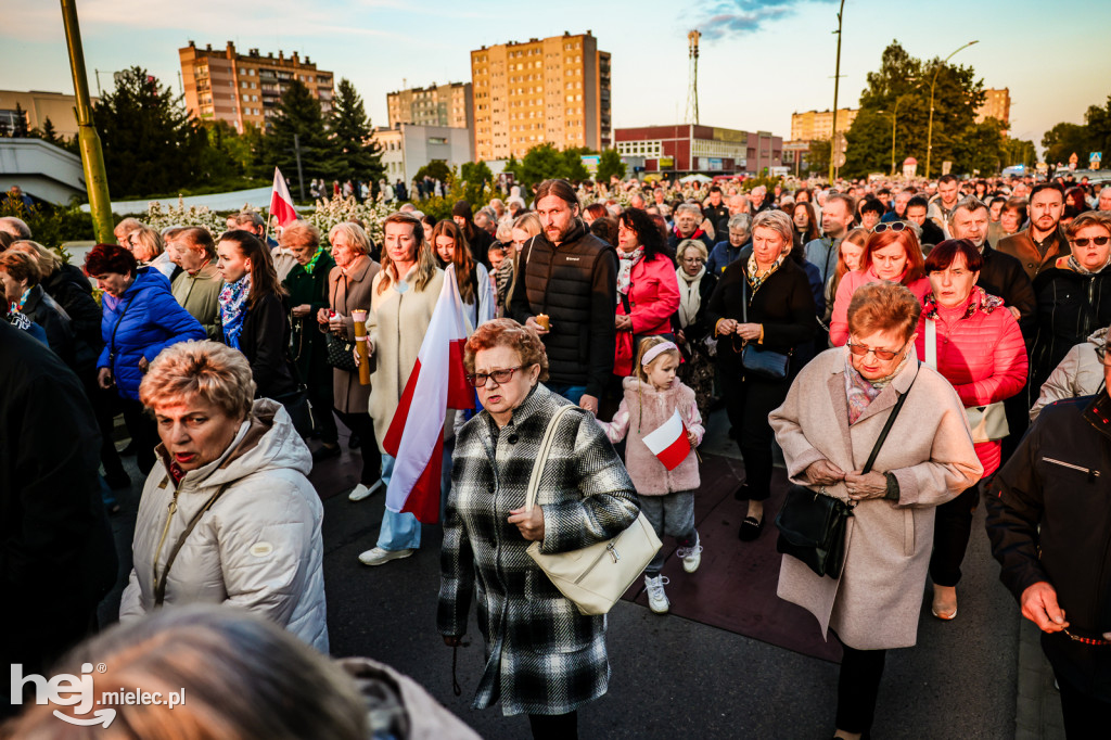 Tysiące wiernych w procesji przebłagalnej po profanacji
