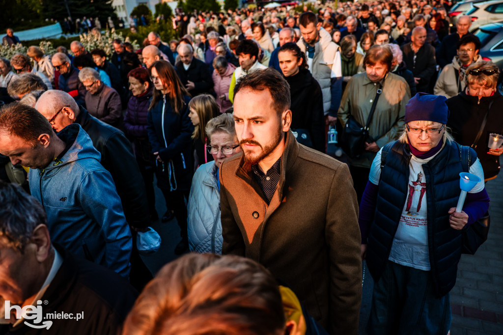 Tysiące wiernych w procesji przebłagalnej po profanacji