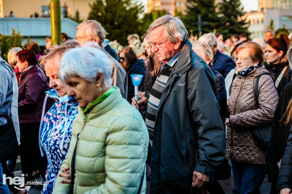 Tysiące wiernych w procesji przebłagalnej po profanacji