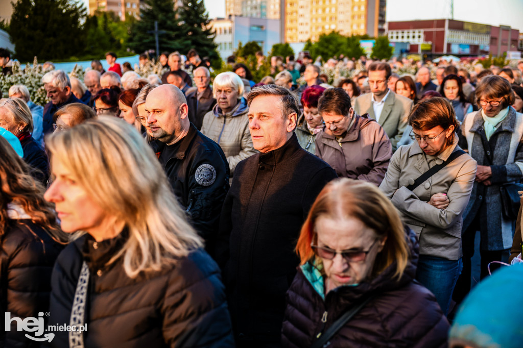 Tysiące wiernych w procesji przebłagalnej po profanacji