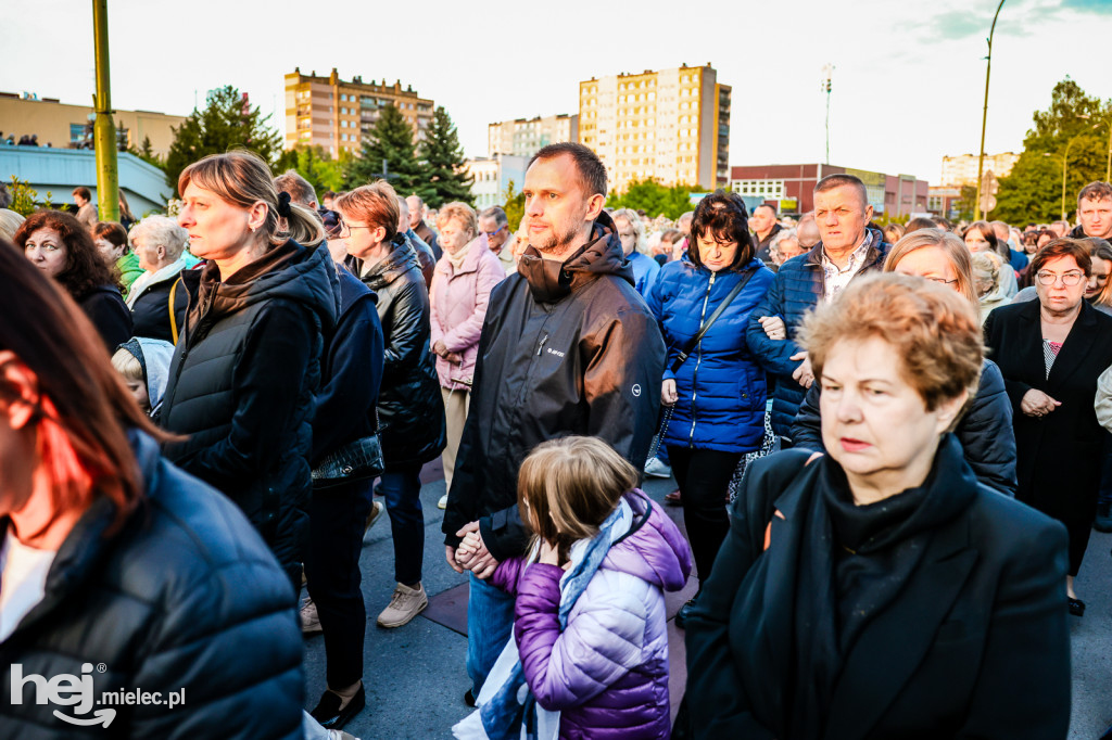 Tysiące wiernych w procesji przebłagalnej po profanacji