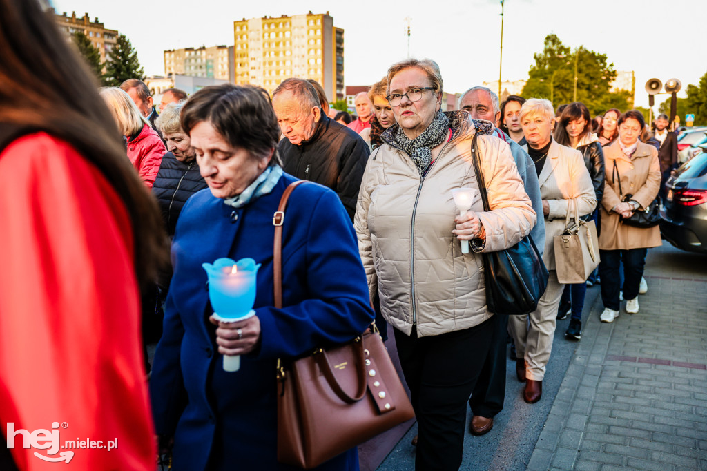 Tysiące wiernych w procesji przebłagalnej po profanacji