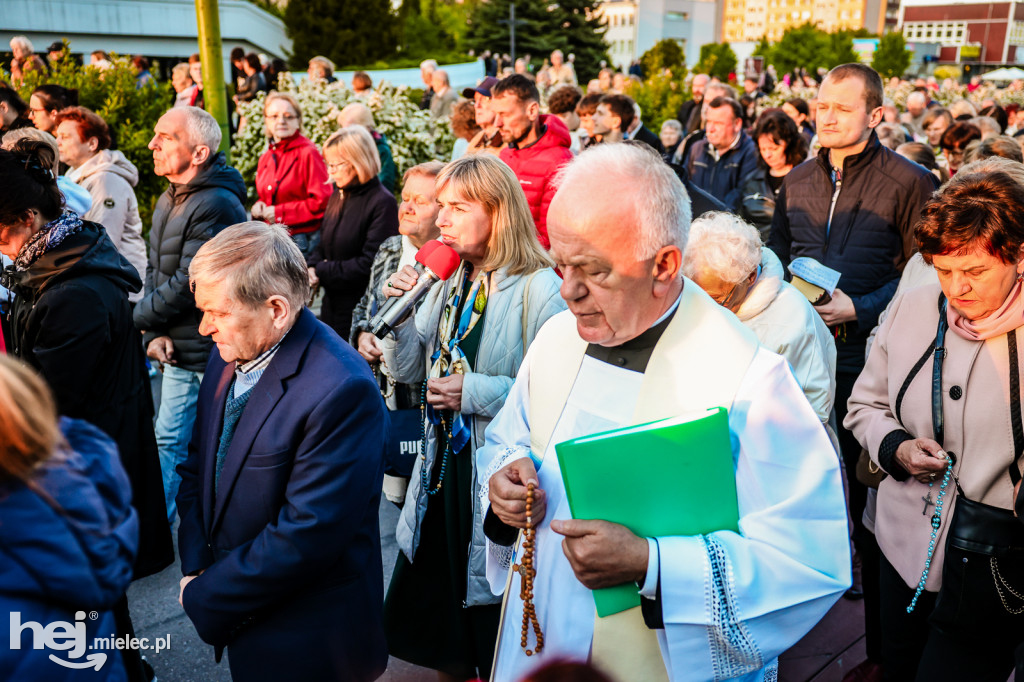 Tysiące wiernych w procesji przebłagalnej po profanacji