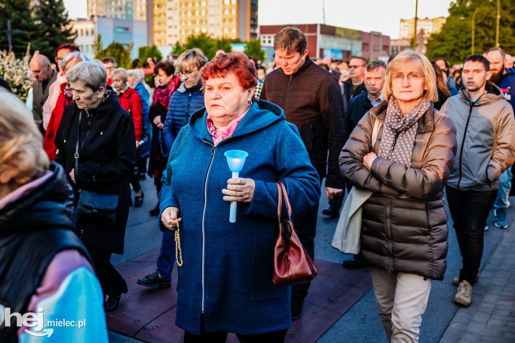 Tysiące wiernych w procesji przebłagalnej po profanacji