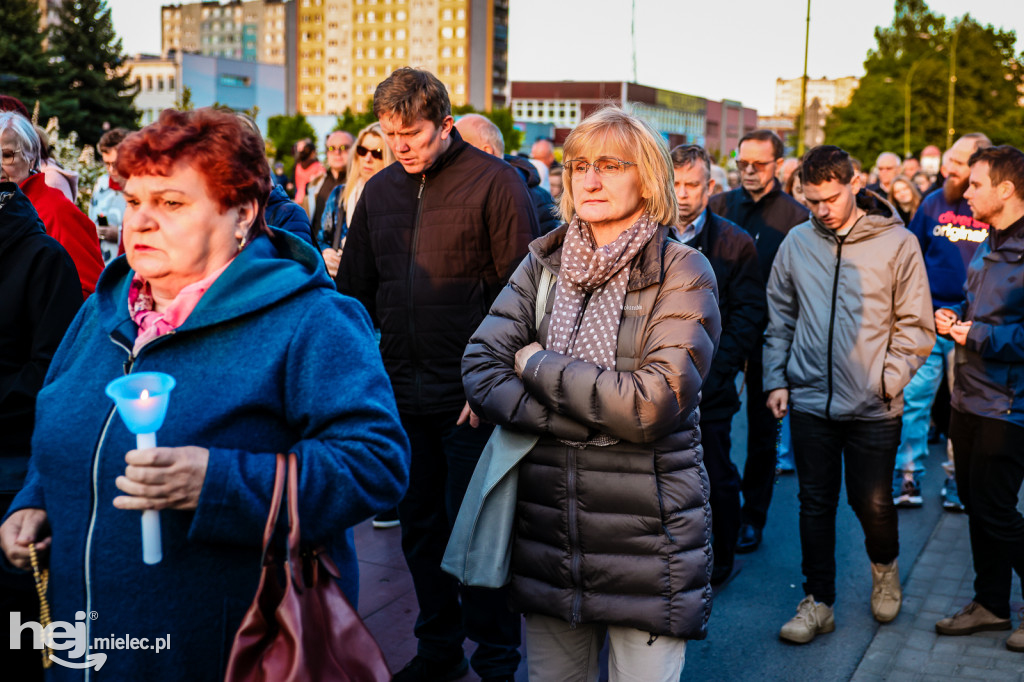 Tysiące wiernych w procesji przebłagalnej po profanacji